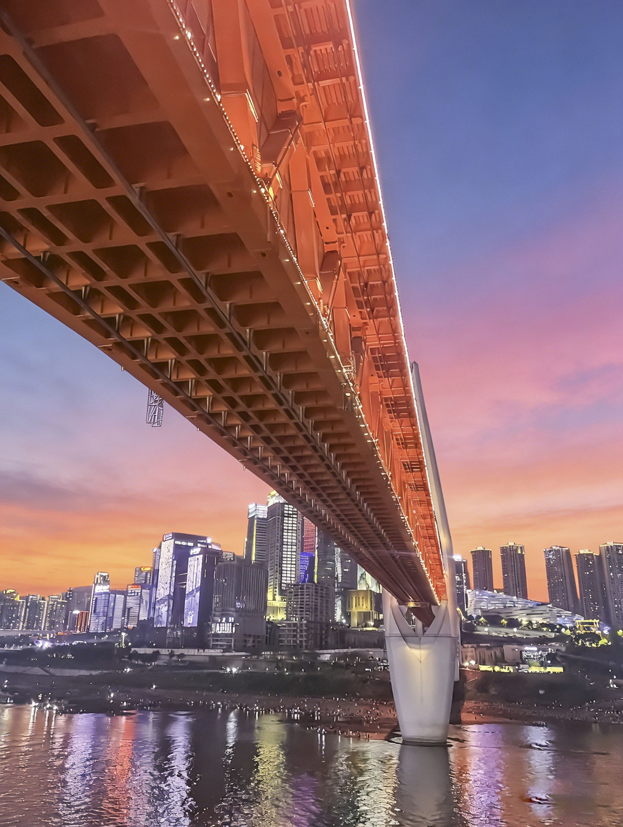 2026年3月24日,重庆,金色晚霞下的重庆来福士大厦夜景