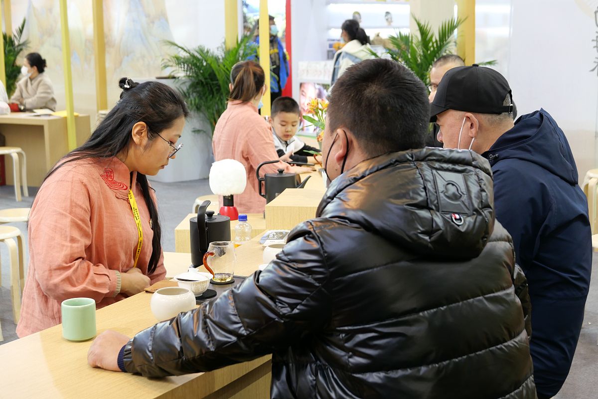 六堡茶社会环境数据：产区、产量、产业链、文化、品牌、出口和消费