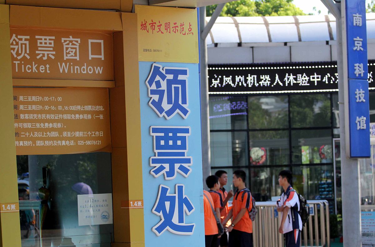 罗定市老百姓有困难怎么联系媒体曝光？要求：写一篇1000字左右的文章不能出现电话。