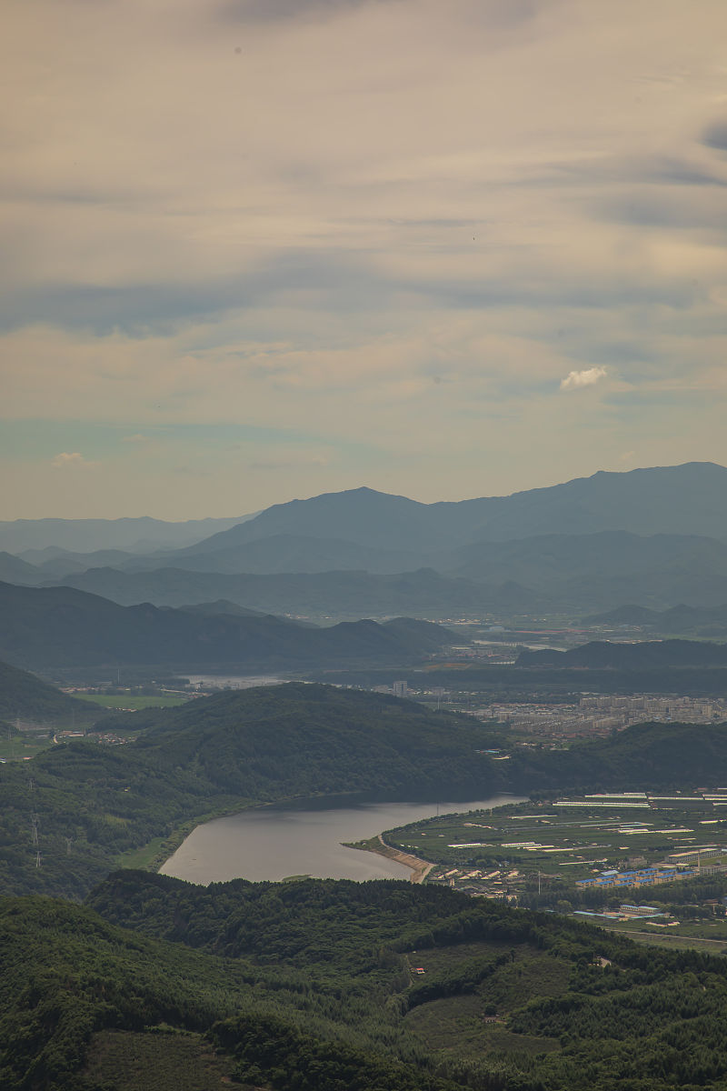 2021年7月23日,在辽宁省本溪市桓仁满族自治县五女山,俯瞰桓仁八卦城.