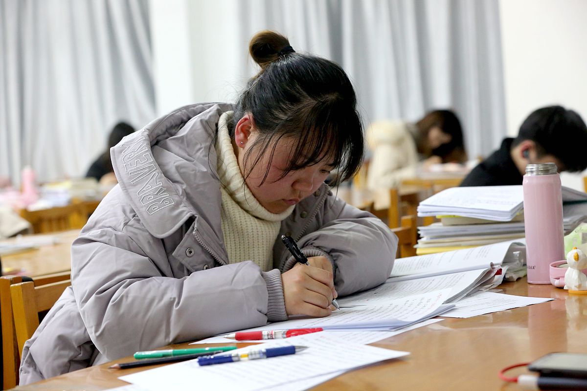 2019年12月9日,江苏淮安,众多学生正在淮阴师范学院图书馆内专心备考.