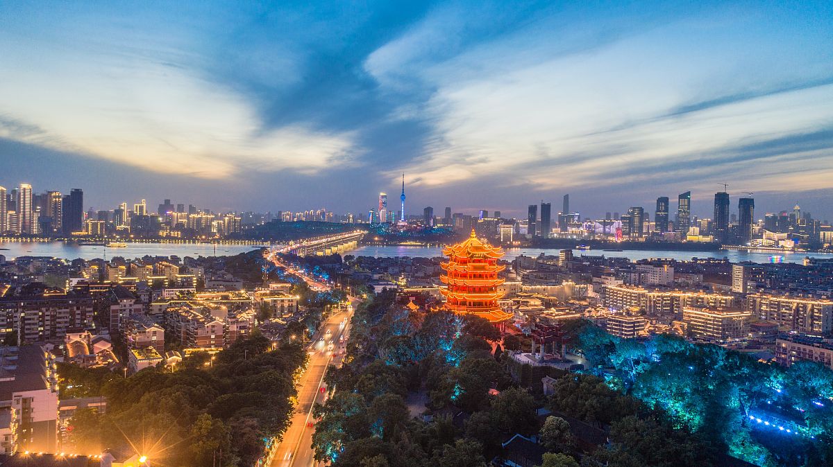 2021年6月6日傍晚,晚霞映照下的湖北武汉黄鹤楼格外壮观美丽.
