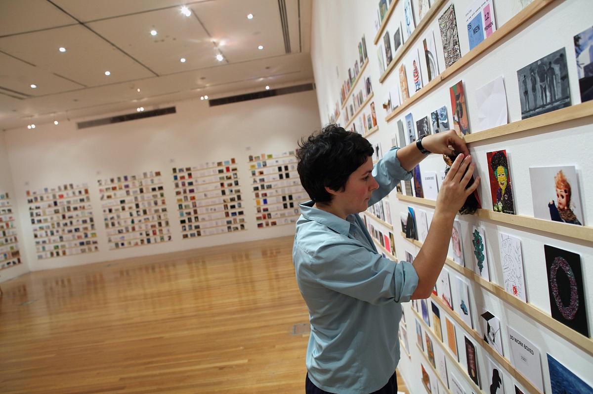 2011年11月17日,英国伦敦,皇家艺术学院举办"神秘明信片"展览.展出的