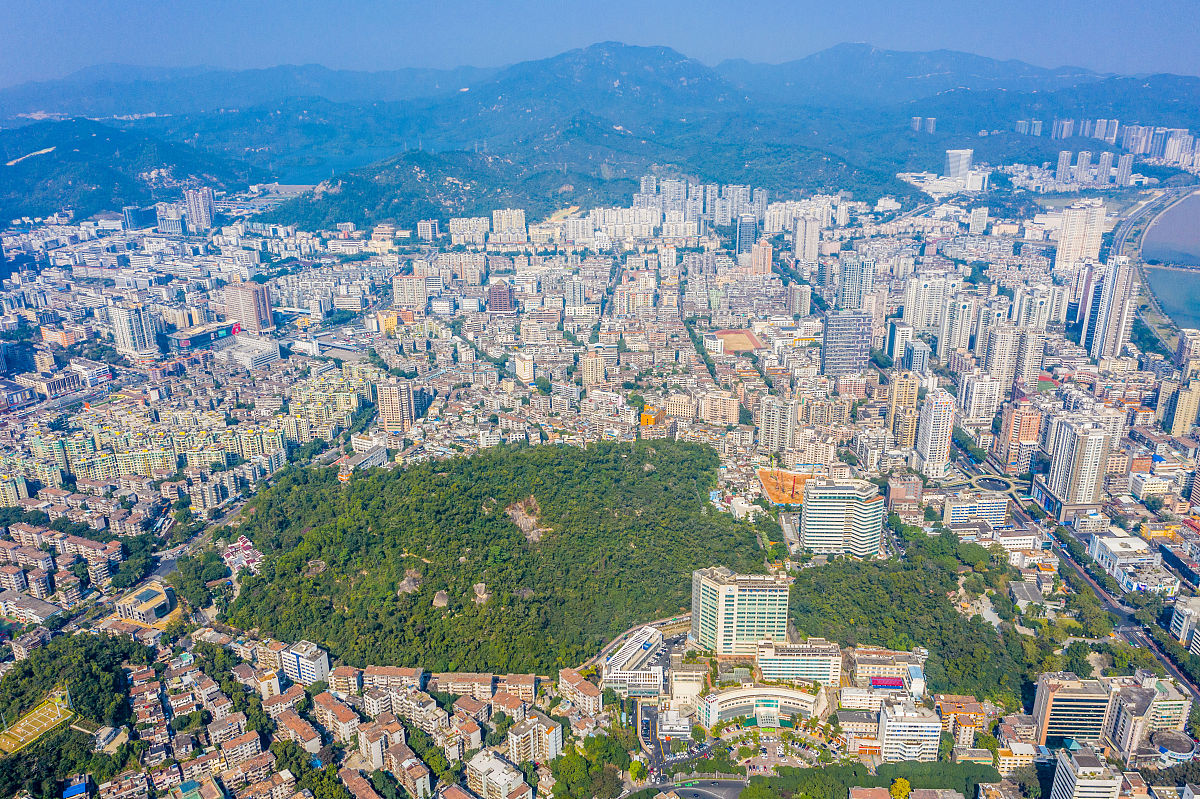 2020年12月4日,广东省珠海市,航拍香洲区街景,珠海香山公园,珠海烈士