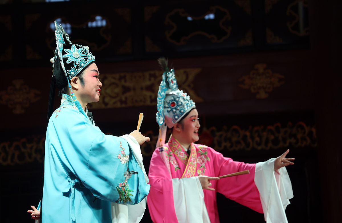 2022年1月1日,江苏省南通市,越剧演员在现场演出.