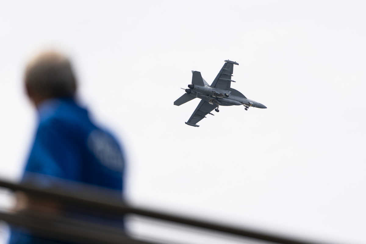 为了增加趣味性我打算在结尾添加一段su33着舰失败再次复飞的情节你能帮我对上面文案进行修改吗