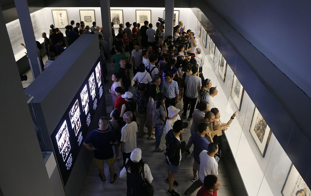 2018年8月9日,成都,观众在参观展览.(如下载使用,请务必署名成都商报 