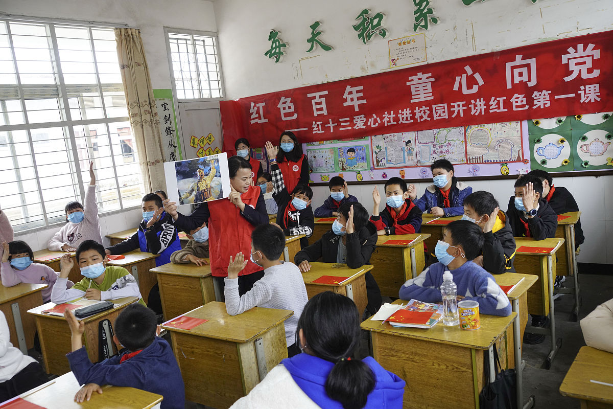 2021年3月1日,在浙江省温州市永嘉县上塘镇,志愿者为孩子们讲述英雄故