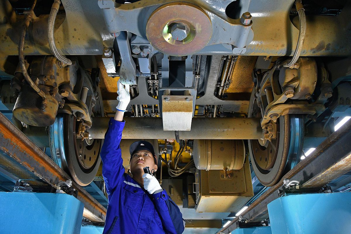 设计内容主要是可以是机车车辆地铁的机械结构电器电机检修运用或管理等各个方面由引言提出问题分析问题解决问题总结和建议等方面组成献