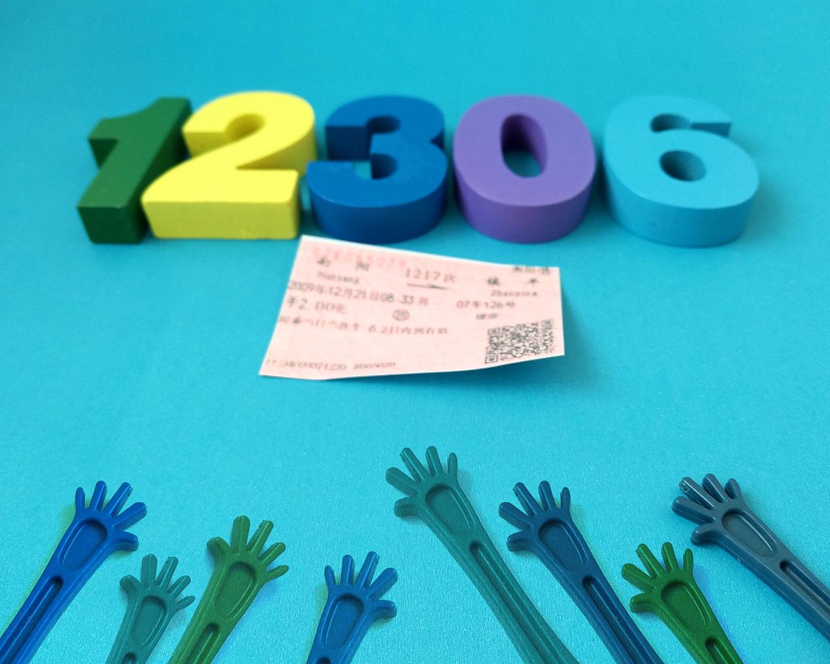 为以下内容写一篇微信群运营文案同时提醒他们提前定购机票和车票填写行程收集单提前报道7月28日~7月29日1200市外参会同学赶赴希尔顿欢朋酒店报到市内参会同学准时到希尔顿欢朋酒店就餐