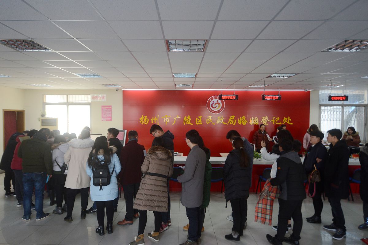 请围绕无法替代的温情服务围绕文明规范服务三个层次包含情感和敬意的的3000字的银行规范化服务培训心得主题使文明规范任重道远。