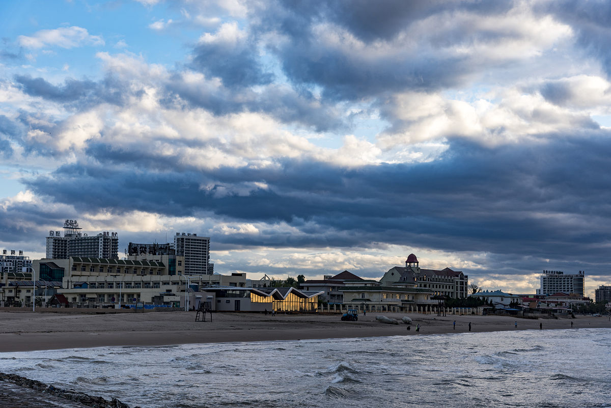 能帮我写一首关于黄河壮美的诗句吗？