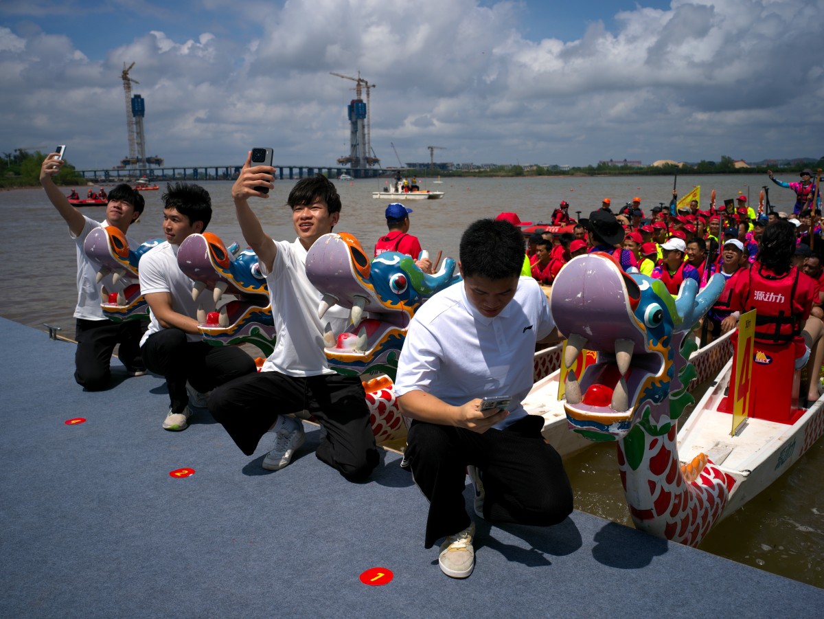 2025年5月31日,广西梧州东盟龙舟赛,"点睛"仪式上的人