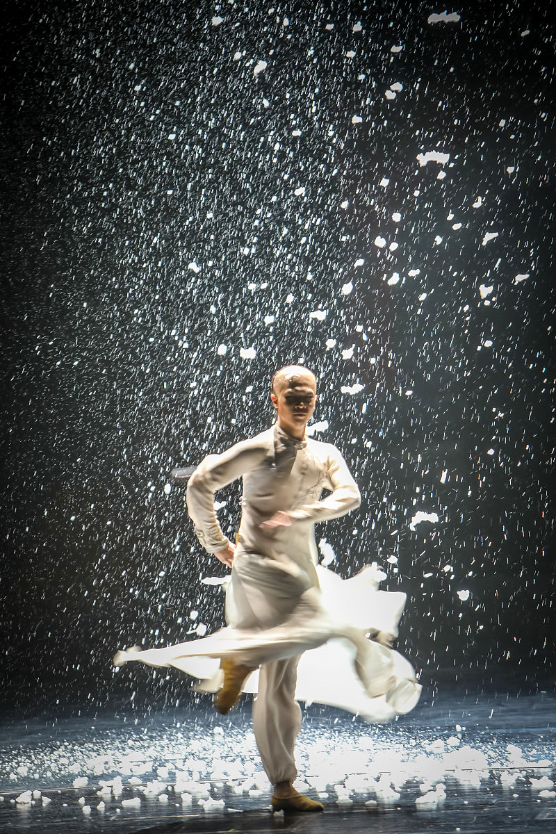 人生若只如初见何事秋风悲画扇。 请告诉我这句古诗表达出作者什么的情感？使用了什么修辞手法？