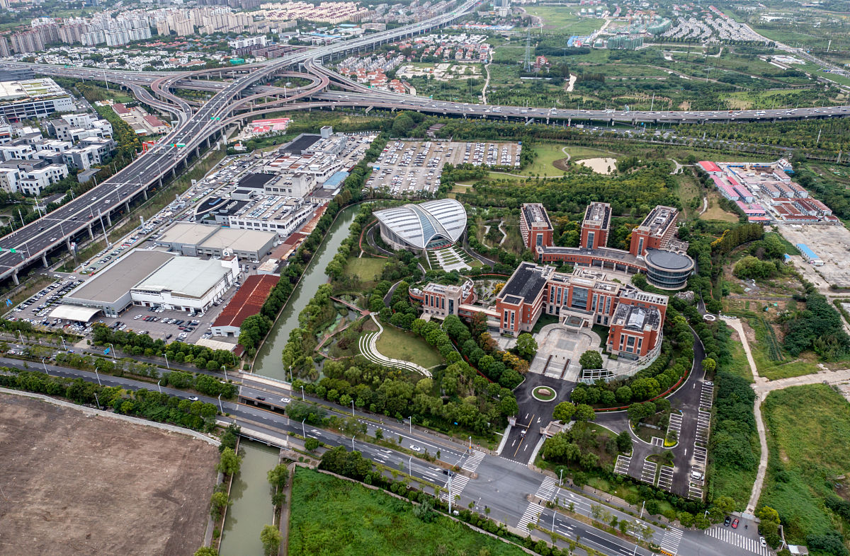 湛江南大理工职业技术学校2023年新址：占地1000亩，建筑面积50万平方米