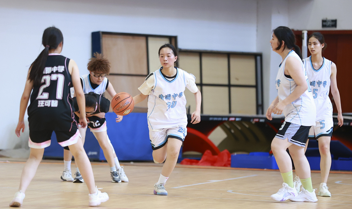 篮球友谊赛：视觉盛宴，团队精神，友谊长存