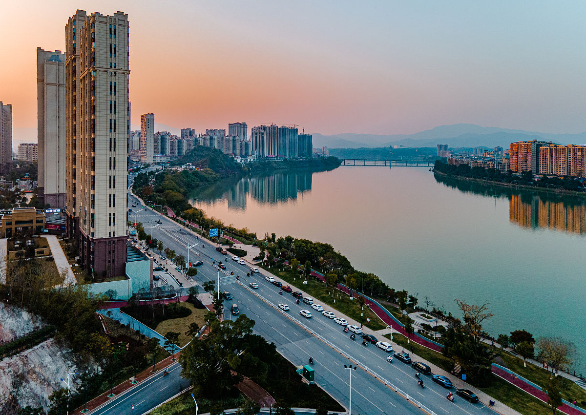 2022年1月2日,江西省赣州市于都县夕阳下的城市风光宛如一幅浑人天成