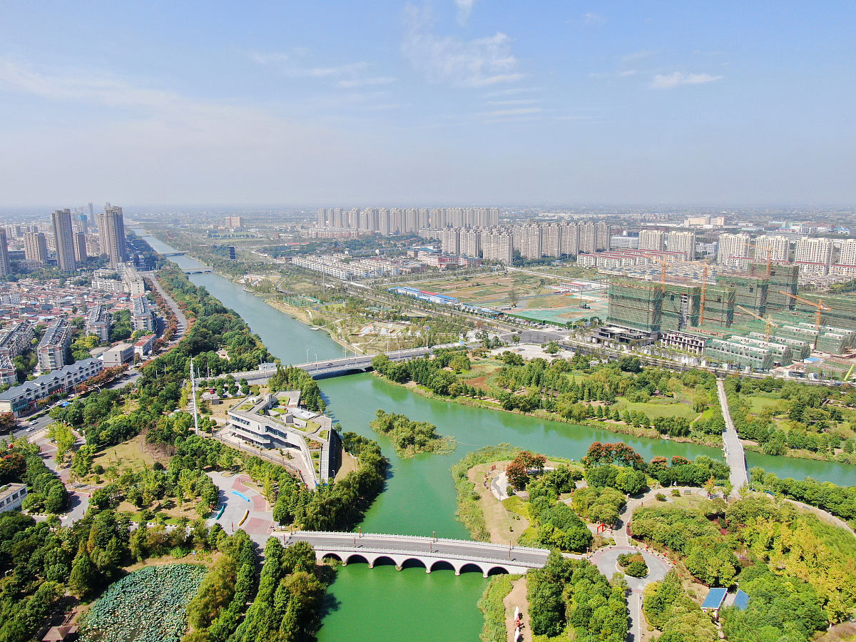 2021年9月24日,航拍江苏省海安市新通扬河生态区生态廊道美丽秋色.