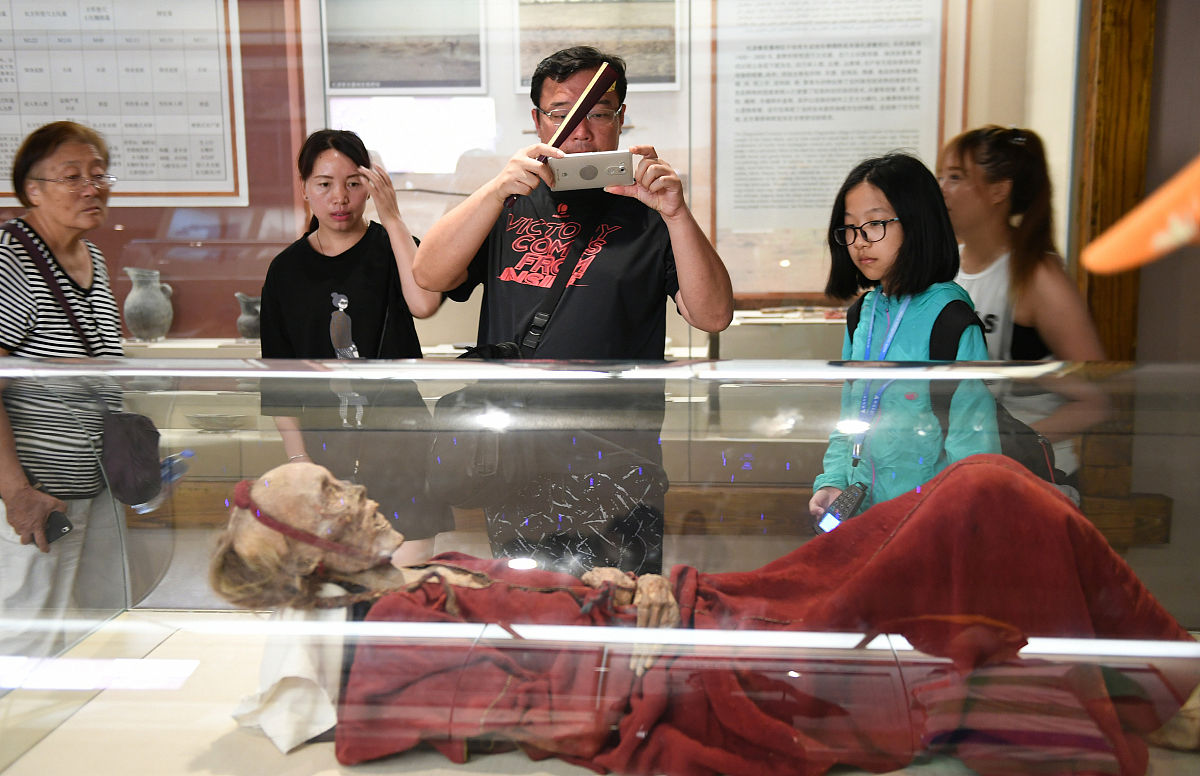 博物馆惊魂夜：女子协助看护员报警，沈木昆讲述奇闻异事