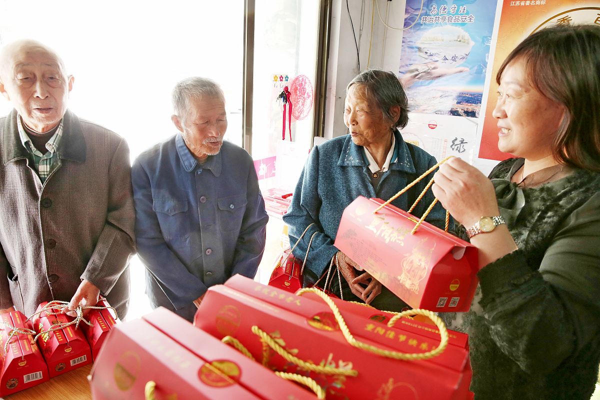 将这段文字根据我单位目前的情况和实际需求离退休人员居住分散活动参与度较低活动经费的使用效果并不如预期并不能充分满足离退休人员的需求。为了更好地关心和慰问离退休人员提高他们的生活质量我建议将离退休人员活动经费用途改为慰问金使用。经离退休人员工作处调研走访并召开离退休党委相关活动经费使用办法会议并经会议决定征求意见最终全体同意从离退休公用经费中给每位老同志发放200元作为部门慰问金。进行美工并优化。要