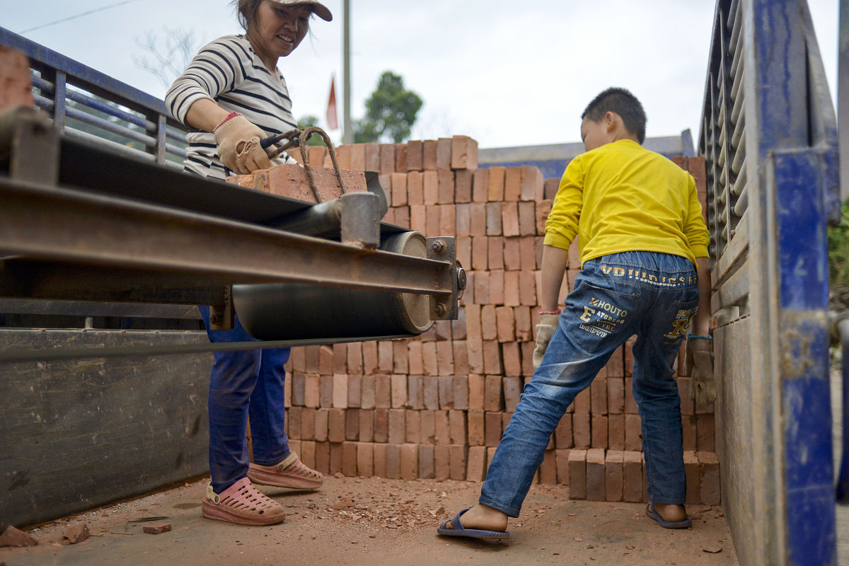 爸爸每天在工地上班搬了一天的钢材也就两百块钱妈妈买药的钱还有妹妹上学的钱爸爸一个人担着我只希望你能在实验高中好好读书快过年了爸爸也没多少钱希望你拿着这些钱能好好读书不要像爸爸一样没用