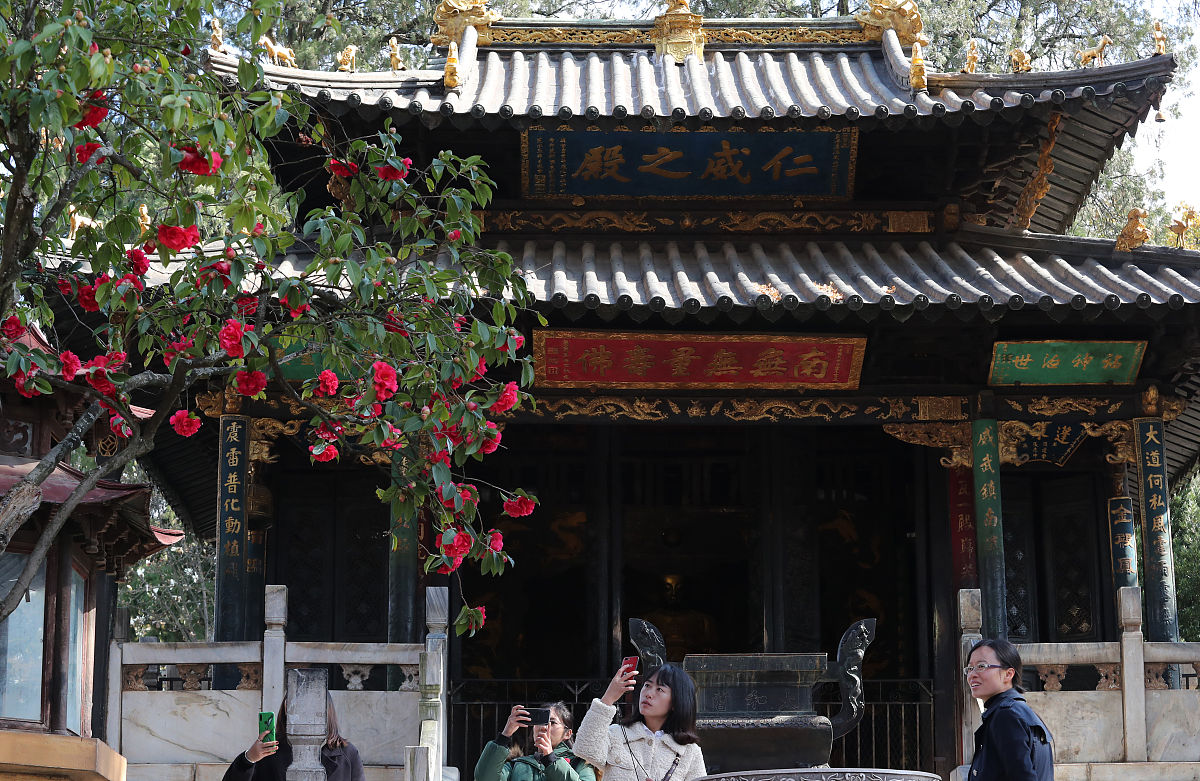 模仿：走进广通工电段大德工区的崇德家园成昆精神遍布在这里的每一个角落工区的小径两侧、工区的文化墙、党员活动室的一个个老物件以及院子中间的一根接力棒雕塑；寓意继承老一辈的成昆人使命接续奋斗再创辉煌。写一个保山的