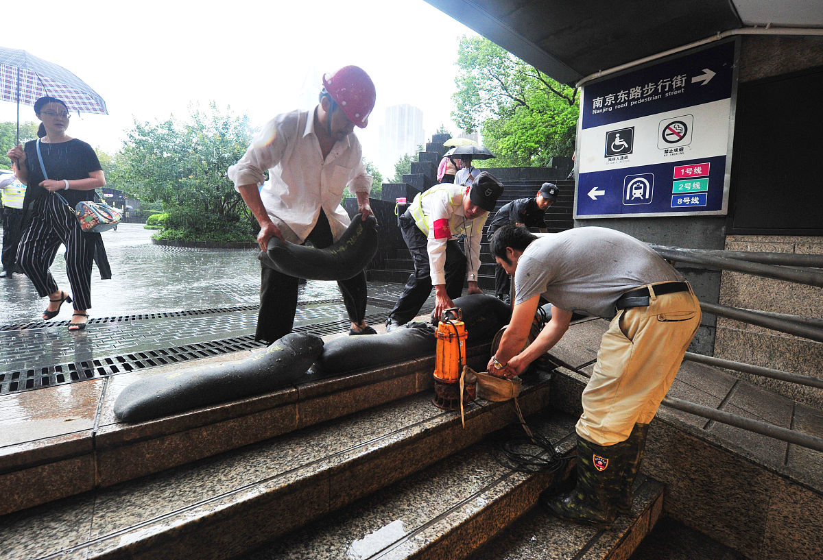 2019年9月6日,受台风"玲玲"影响,上海持续暴雨,南京路步行街新世界下