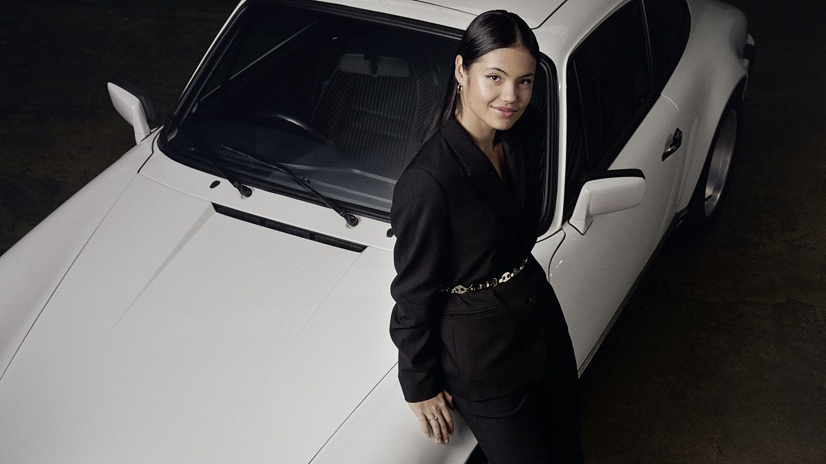 请续写思想政治教育的心理功能——激励功能案例一、案例背景与概述陈唯老师女 25岁与周意同学女 16岁周意是xx中学的一名学生陈唯老师是周意同学的高一英语老师周意同学曾担任陈唯老师的英语课代表经常和陈老师沟通交流建立了亦师亦友般的良好关系。高二分科之际周意同学颇为纠结她的文化课成绩不是很好又学过许多年绘画但是上高中之后父母出于女儿学习的原因在闲暇时间更倾向找辅导老师帮忙补习文化课因此周意同学已经将近