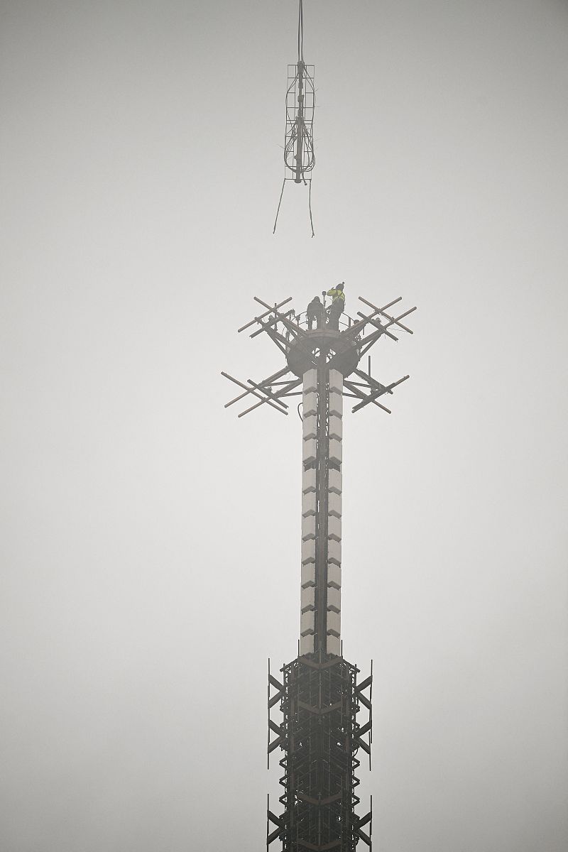 当地时间2022年3月15日,法国巴黎埃菲尔铁塔安装新的天线,直升机出动,