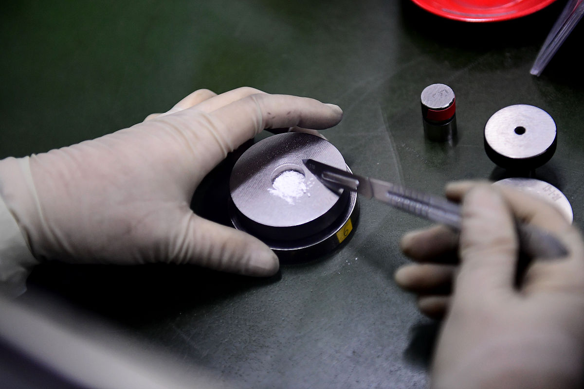 课题名称：《华为设计解析》课题要求：以迪特·拉姆斯好设计的十原则进行设计解析分析产品3个优点及3个缺点并提出优化策略或建议文章最后一段进行总结。字数不少于800字。