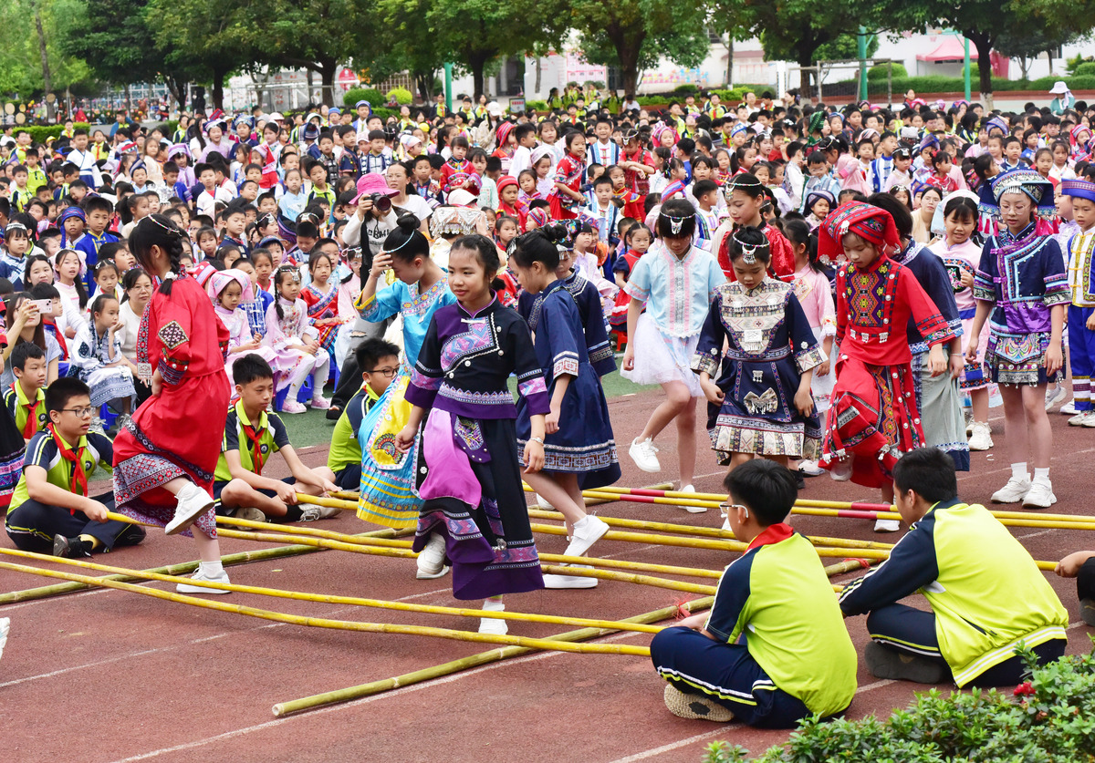 2026年4月15日,在广西贺州市八步区龙山<strong>小学</strong>,学生们在