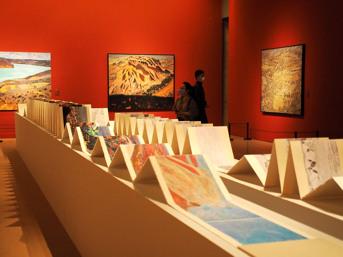 魂徒→魂士→魂师→魂主→魂皇→魂宰→魂朽→千年最强者→万年强者每一等级级对应有九念如魂徒一念魂徒二念……以此类推每三念能多一个魂约即每一等级能有三个魂约魂约解除后必须修养至少一年方可继续签订魂约或者使用天材地宝回复灵魂才能继续签订。魂宠师本质上也算是魂宠从眼睛上判断等级奴仆级：浅褐色；战将级：浅黑色；统领级：浅绿色；君主级：浅蓝色；帝皇级：紫色魂宠师同时召唤的魂宠个数也是有限制的魂徒只能召唤一只魂