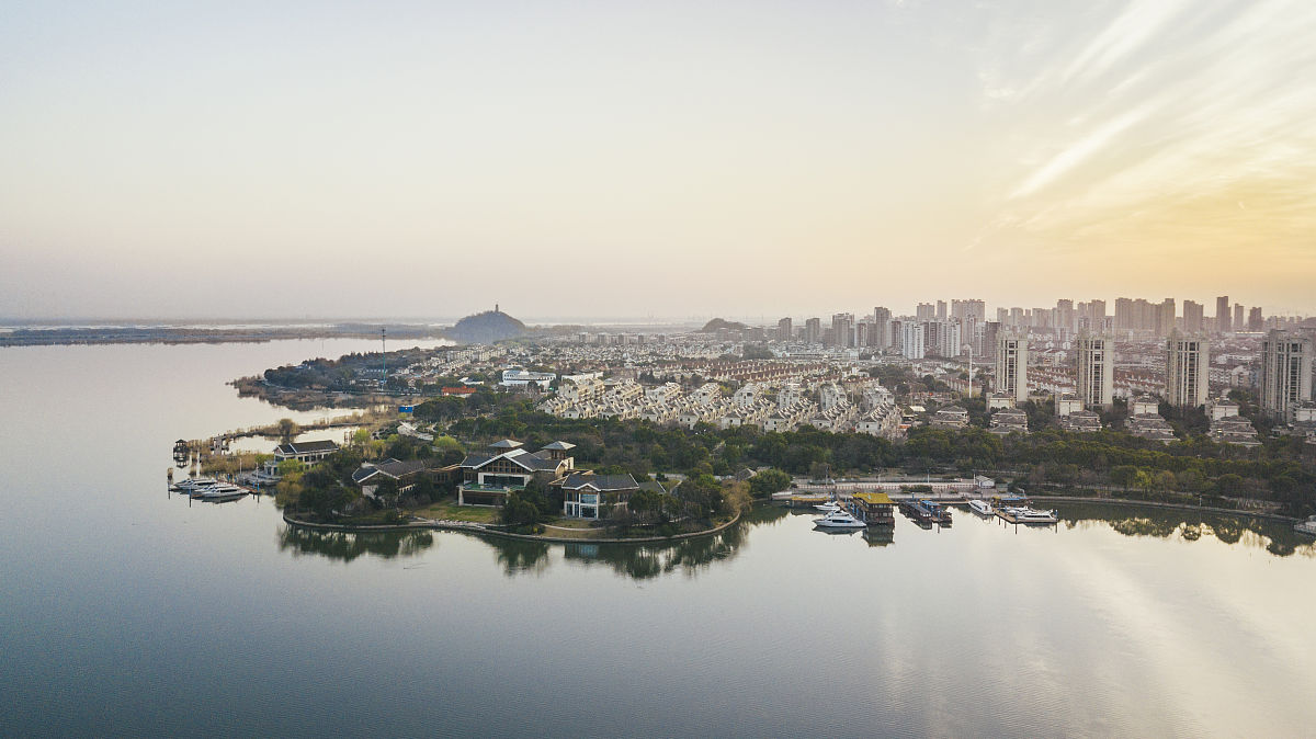 2021年2月22日,江苏镇江北固湾日出映照城市,景观迷人.