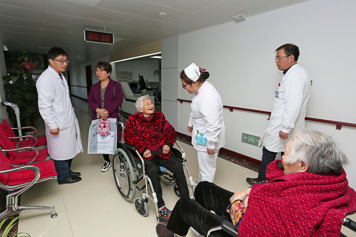 护理人员配置现状亟待优化：解决老年人护理难题