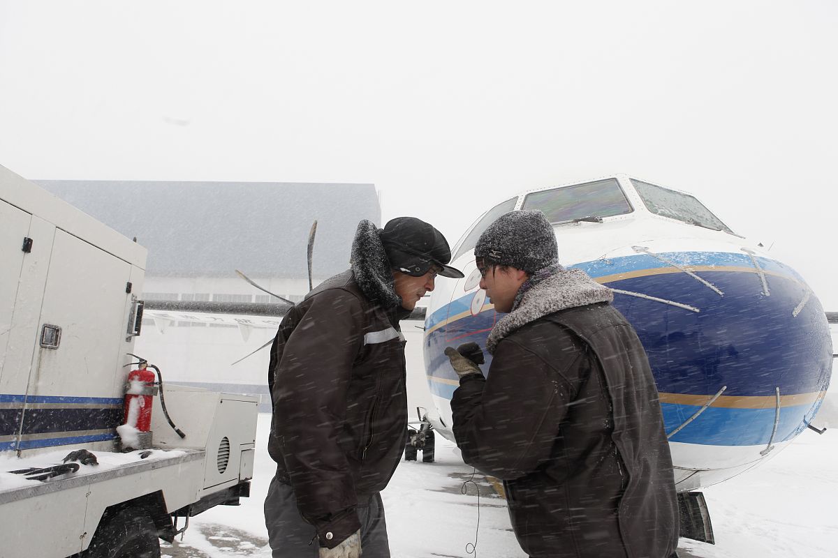 父亲节：航空机务人员坚守岗位，保障航班安全运营