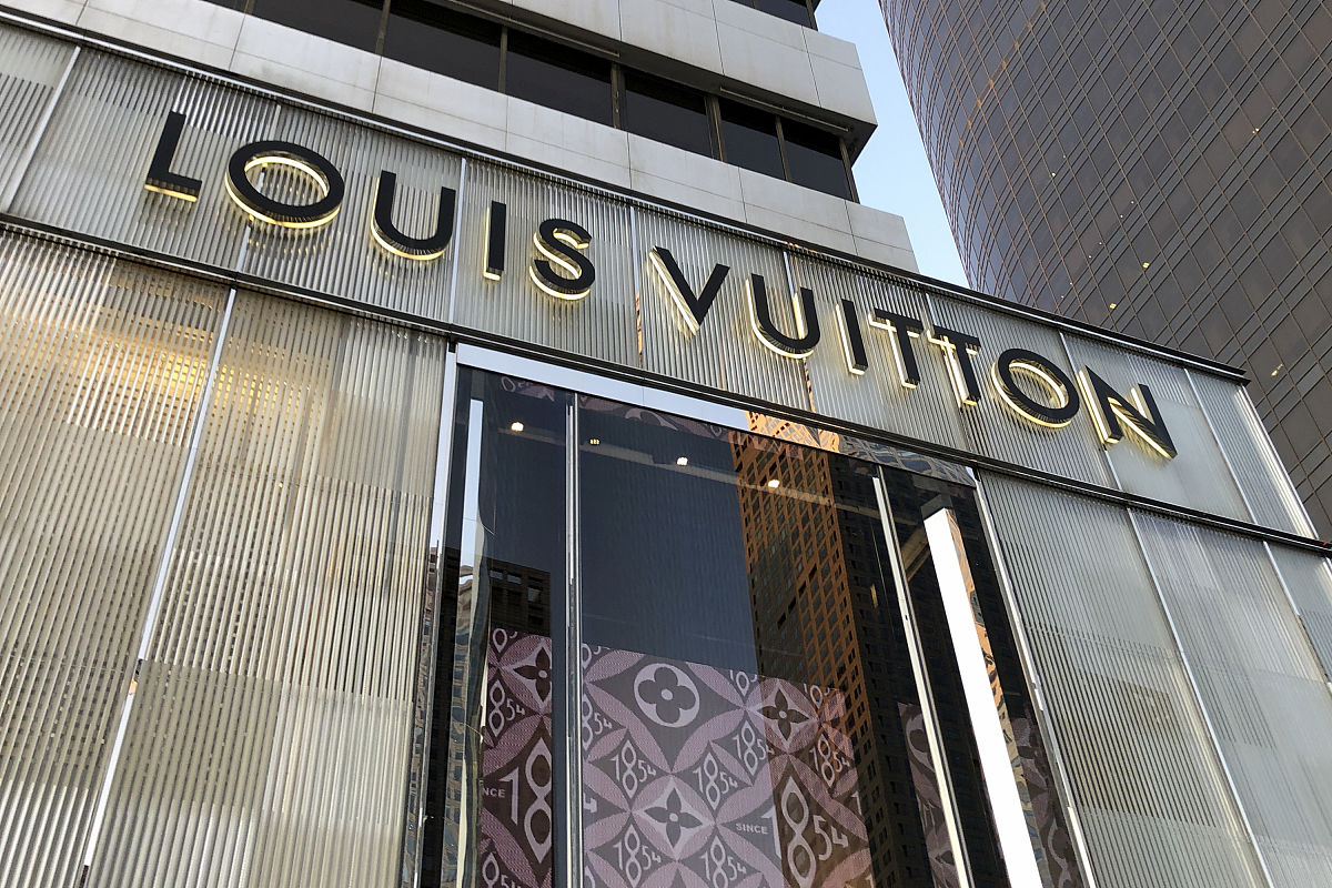 时尚 LVMH总裁访华是中国奢侈品市场的新机遇吗？LVMH集团首席执行官Bernard Arnault以及旗下多个奢侈品牌高层在中国进行市场走访同行的还有他的女儿Delphine Arnault和儿子Jean Arnault。从27日到29日他们到访了北京、成都和上海。北京6月27日有网友恰巧偶遇Bernard Arnault现身北京开启在华巡店之旅。这也是这位全球首富在新冠疫情之后的首次访华之