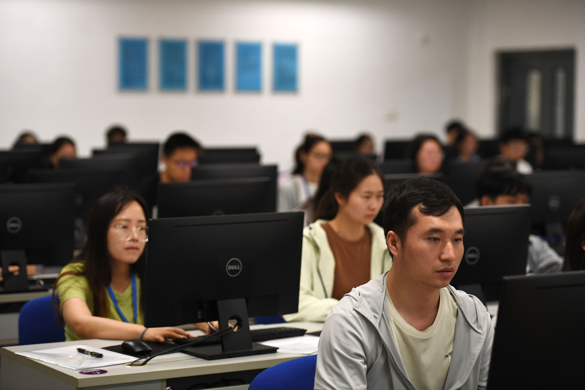 重庆女生学电子商务学校推荐：2021年电子商务专业解读