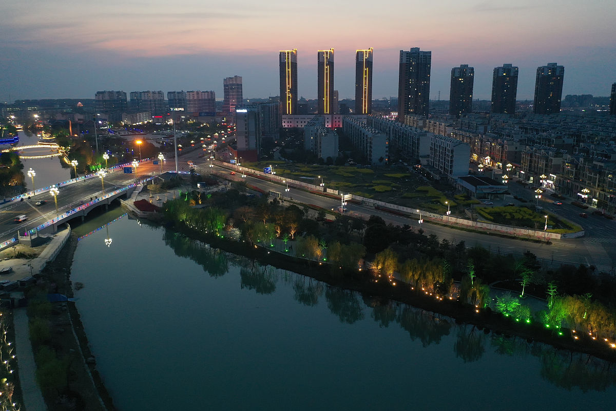 2019年4月1日,江苏淮安洪泽区,航拍小城夜景,灯火通明色彩斑斓.