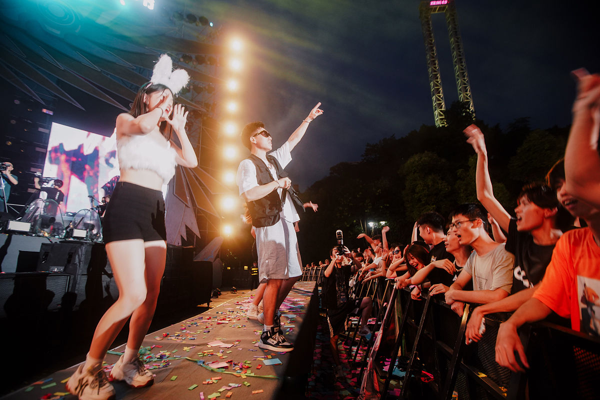 现场气氛热烈，活力四射，精彩不断！