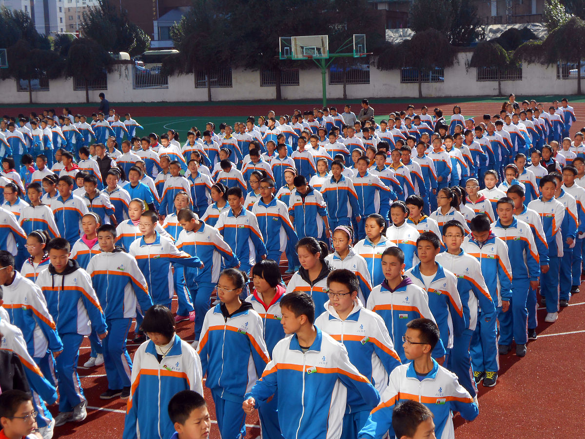 2012年10月11日,吉林省吉林市第七中学,2200余名初中学生在操场做课间