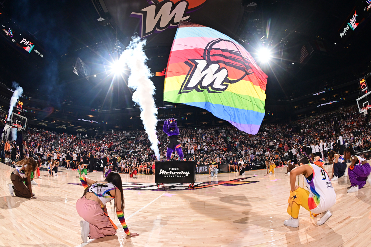 please generate summary with 10 sentences from httpswwwctinsidercomsportsuconn-mens-basketballarticlelive-huskies-final-four-ncaa-tournament-miami-17873471php