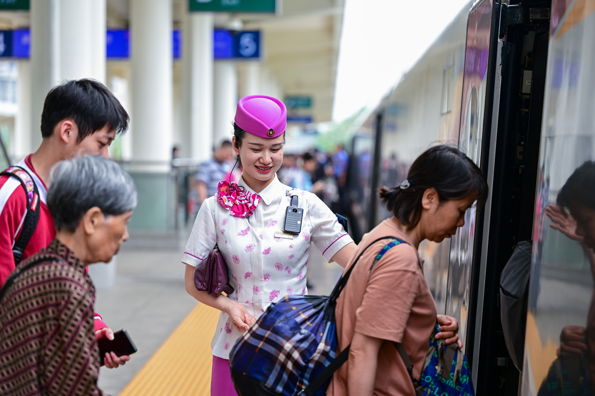 地铁站务人员热心服务乘客，彰显客运人员风采