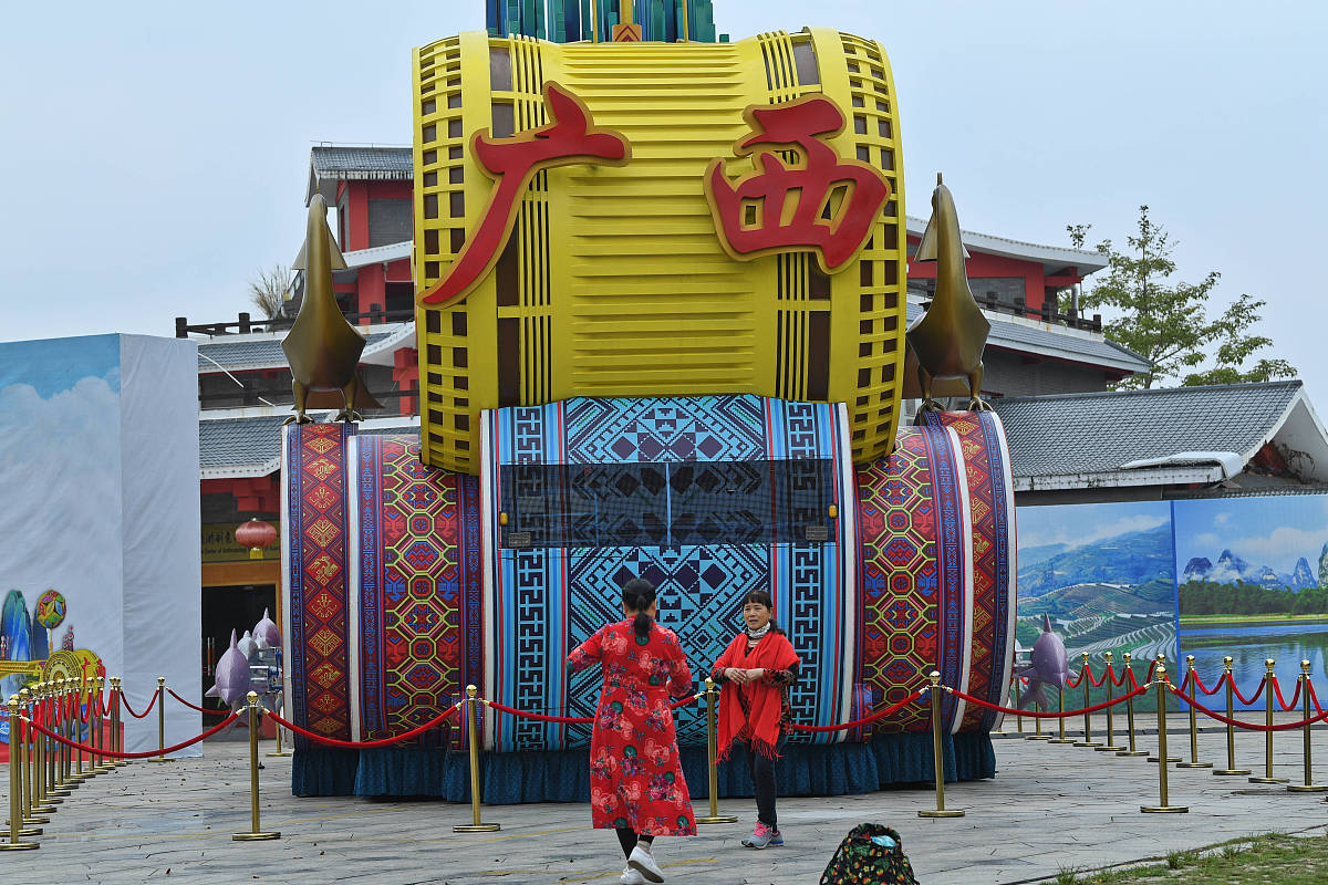 2019年10月24日,广西南宁,国庆游行"壮美广西"彩车在广西民族博物馆展