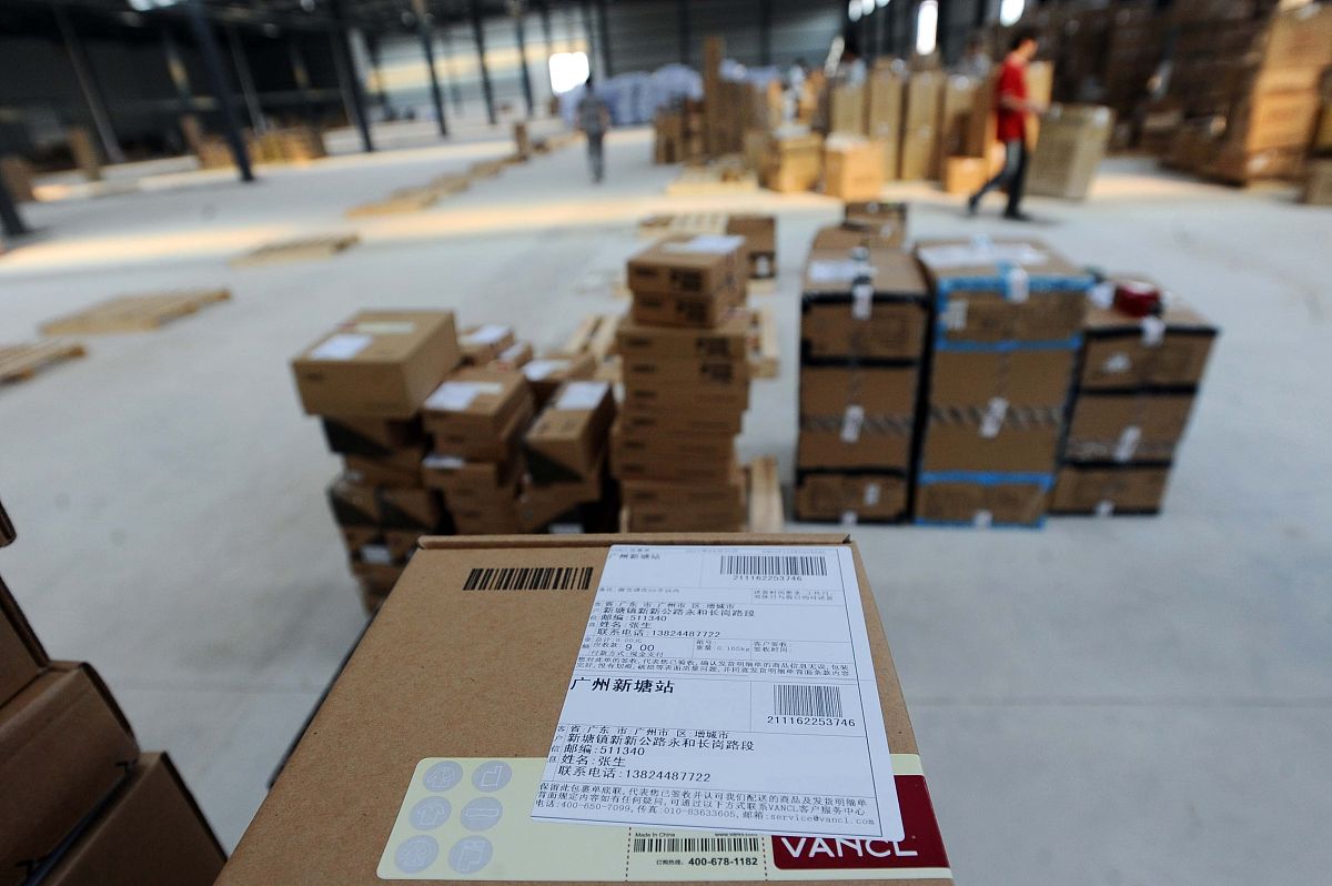 帮Mandy用英文编写信件回应Nina的纠纷。表示歉意已同邮政工作人员确认包裹已发出、在路上。实时追踪信息如下2015-03-21 0920 Beijing Wangjing International Exchange Bureau has been opened 。已经延长了20天收货时间会实时追踪直至包裹妥投。请求取消纠纷保证如果寄递失败会给予退款或重寄