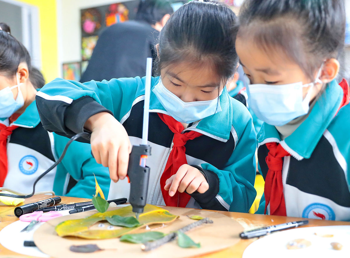 身处二十一世纪，由于受社会环境和其他综合因素的影响，大部分学生热衷于流行音乐，追星现象也非常普遍，然而，对于具有悠久历史的传统艺术，他们却知之甚少，甚至感觉陌生并具有距离感。