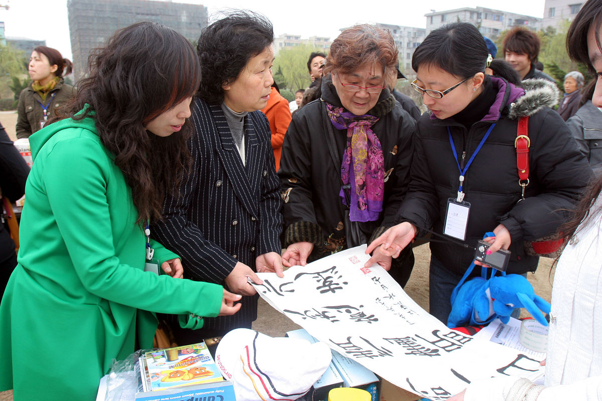 石河子大学的学生在今年暑假你和其他四位同学组成思想政治实践小组通过调查问卷、实地观察和个人访谈等方式分别在河南驻马店市橡林社区等河南五个各自所在的社区居民生活的变化情况请你谈一谈活动结束后有何收获和感受、实践活动经验、不足之处