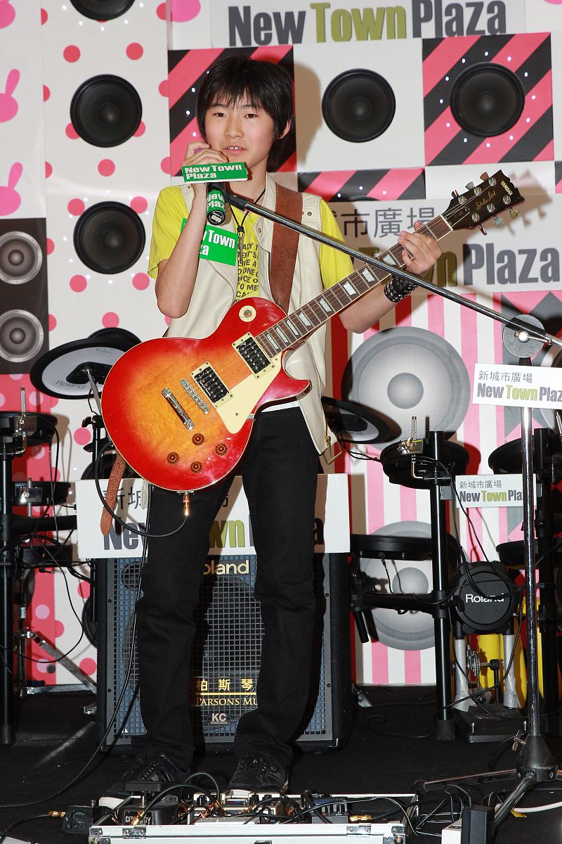 2013年3月29日,香港,13岁的日本吉他神童宫泽佑门出席复活节潮绘摇滚