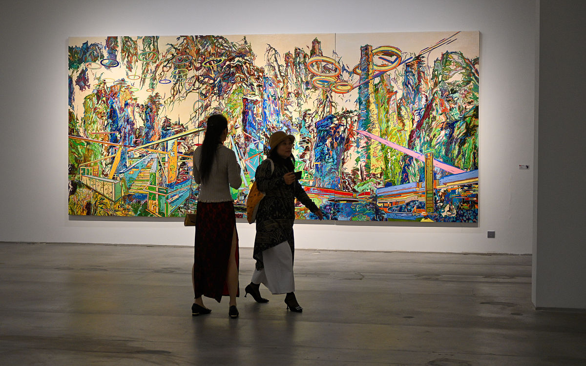 帮我写一段话介绍村超的火爆原因以及村超的背景