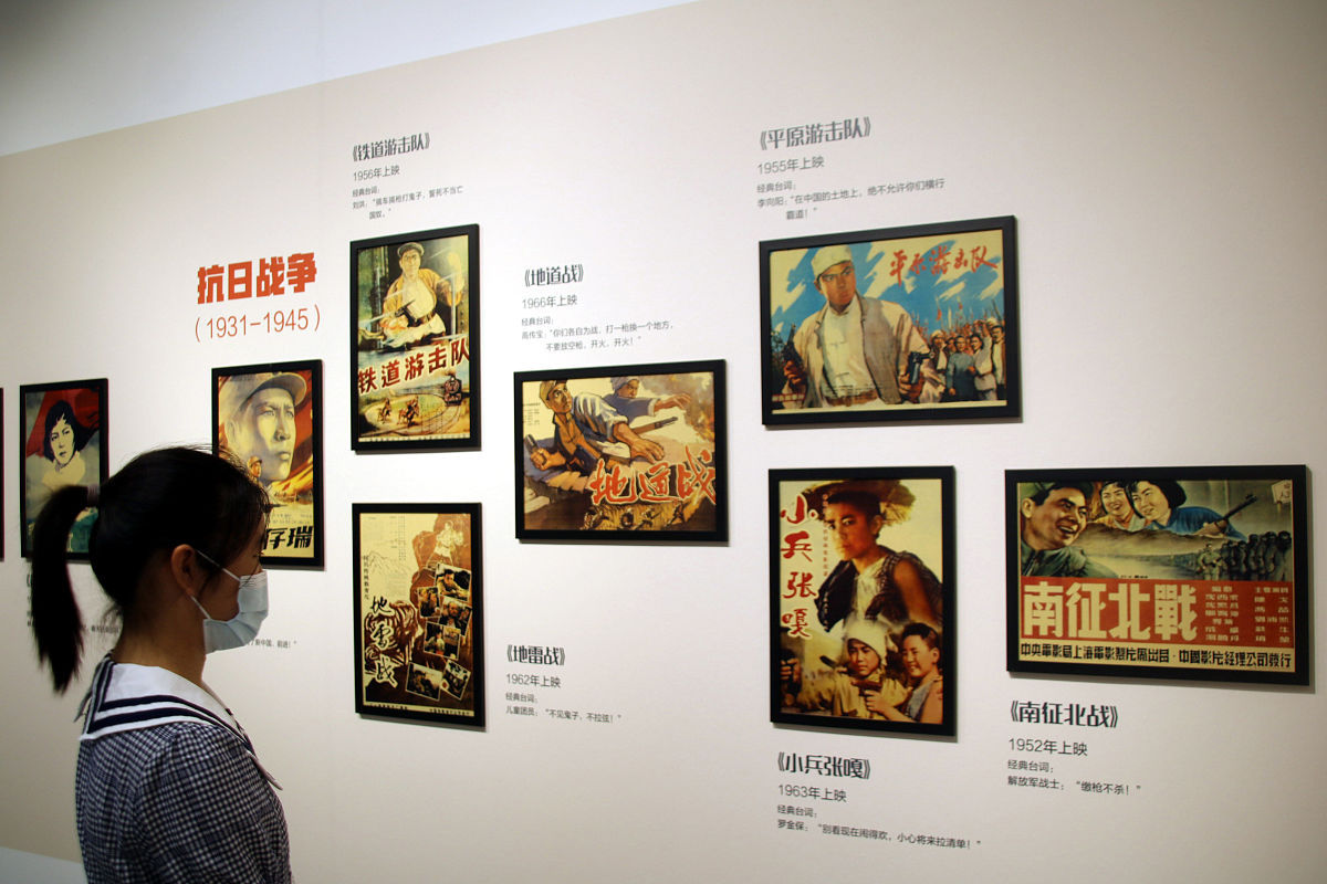 2021年8月10日,江苏苏州,观众在红色电影海报微展上参观.