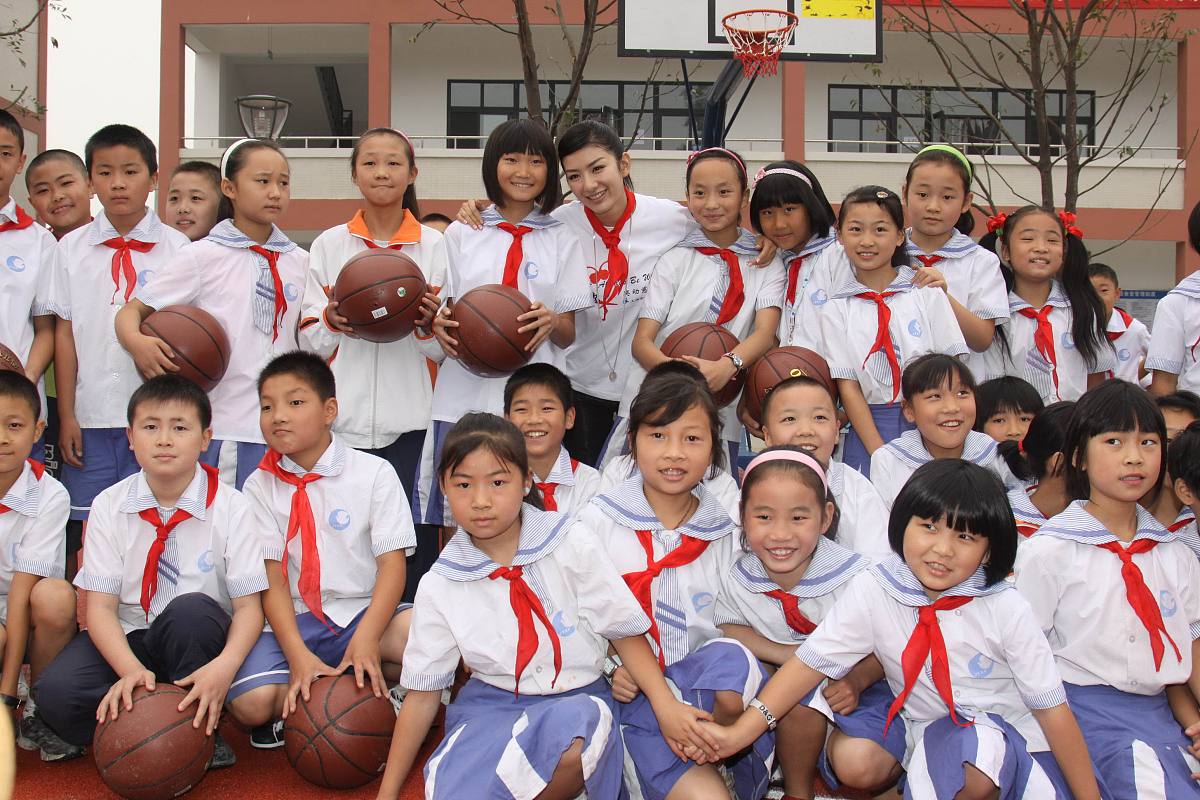 2009年9月3日,都江堰市,黄奕代表"奕动慈善基金"为都江堰市某希望小学